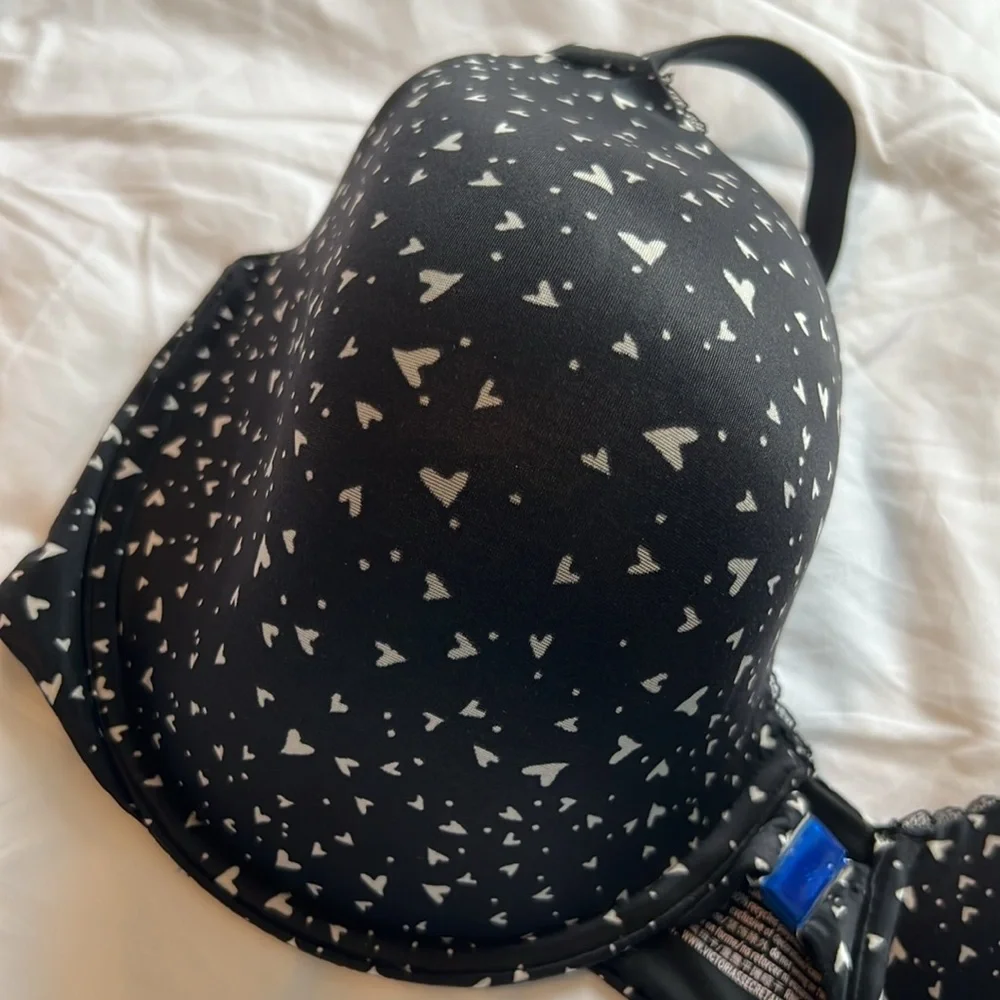 Victoria’s Secret Bra size 38DDD NWOT black with heart shaped magnet front close